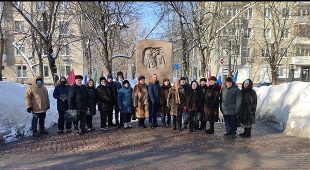В Южном Тушине возложили цветы к памятнику героям войны