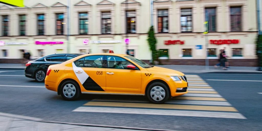 Собянин выделил средства на поддержку такси и каршеринга в условиях санкций